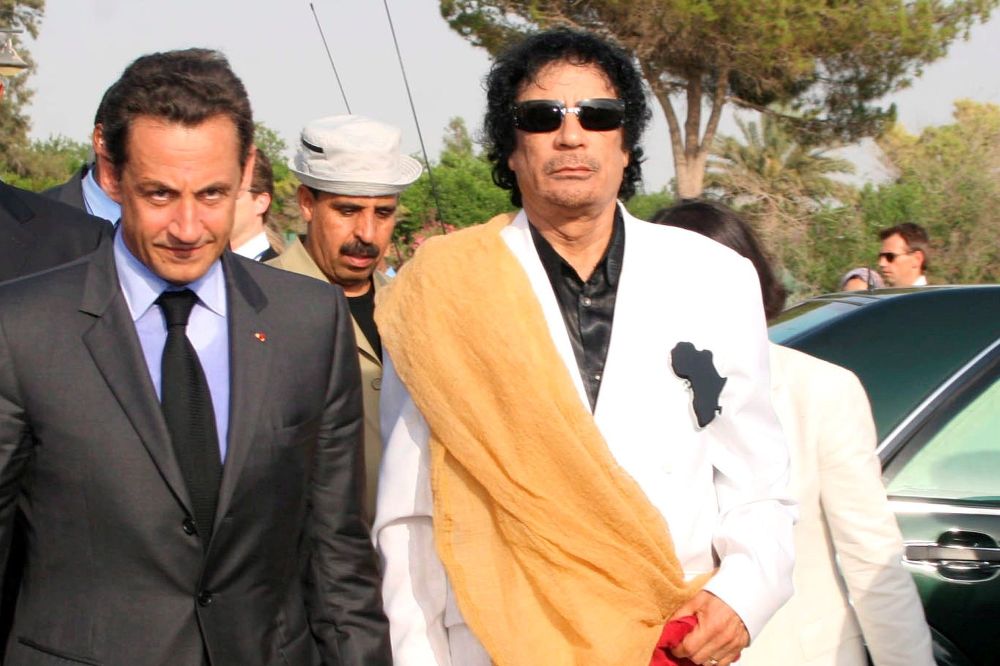 Fotografía de archivo fechada el 25 de julio de 2007 que muestra al entonces presidente francés, Nicolas Sarkozy (i), y al líder libio Muamar Gadafi durante la ceremonia de bienvenida celebrada en el Palacio Bab Aziza de Trípoli, Libia.