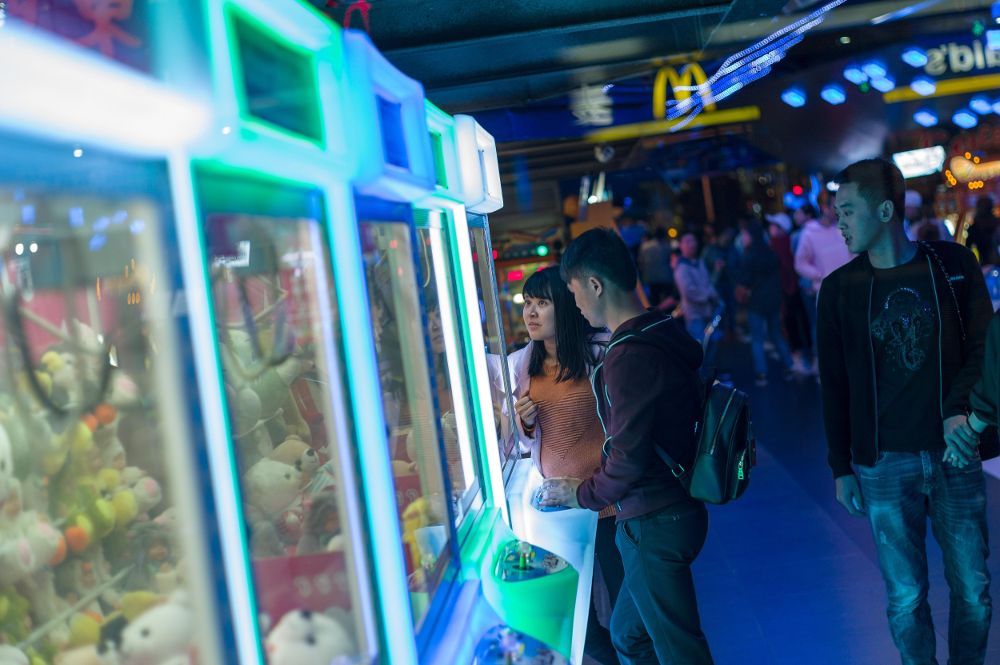 Un grupo de personas se divierte en un Arcade de videojuegos en Shenzhen, provincia de Guangdong.