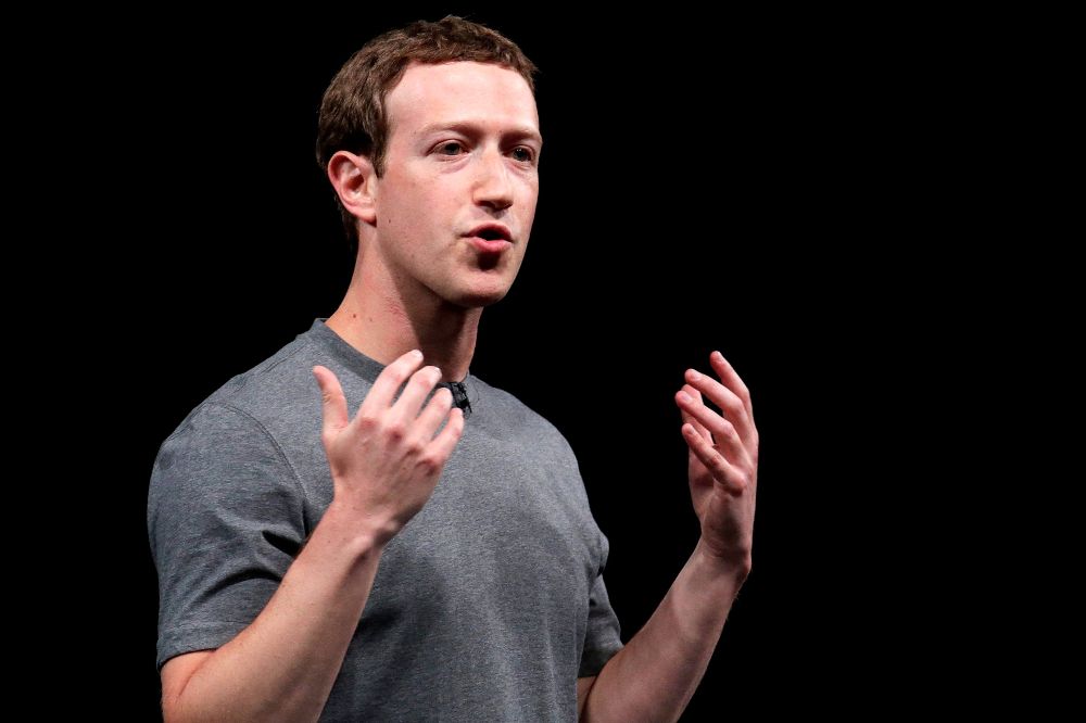 El presidente de Facebook, Mark Zuckerberg, mientras interviene en una presentación durante el Mobile World Congress, celebrado en Barcelona.