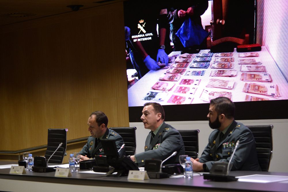 De izda. a dcha, los tenientes coroneles Francisco Javier Rogero y Francisco Poyato, y el comandante César Benito Tejero durante la rueda de prensa ofrecida hoy en Madrid para informar de la operación.
