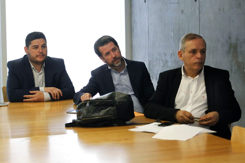 El presidente del Cabildo de Tenerife, Carlos Alonso (c), acompañado de los consejeros de Empleo, Efraín Medina (d), y Leopoldo Benjumea, durante la presentación de los resultados.