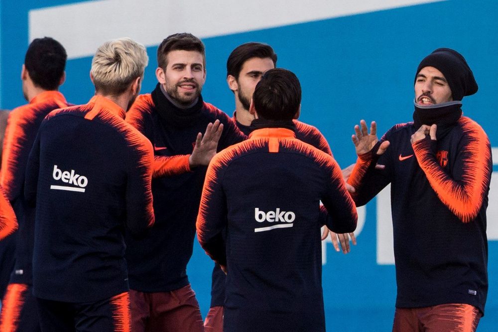 Pique (2i) bromea durante entrenamiento del FC Barcelona.
