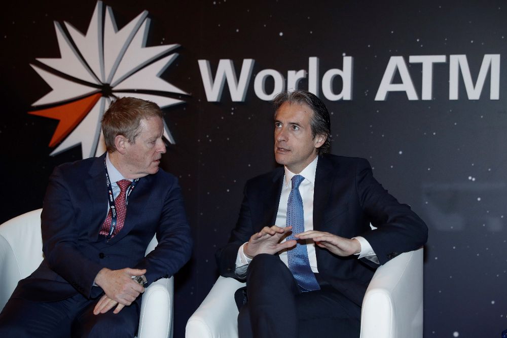 El ministro de Fomento, Íñigo de la Serna (d), y Eamonn Brennan, director general de EUROCONTROL, durante la inauguración del Congreso Mundial de Gestión del Tráfico Aéreo (World ATM Congress), que se celebra en IFEMA.