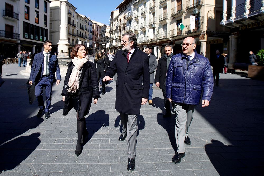 Mariano Rajoy (c), ayer, dando un paseo por Teruel, tras presentar el nuevo Plan de Extensión de Fibra Óptica.
