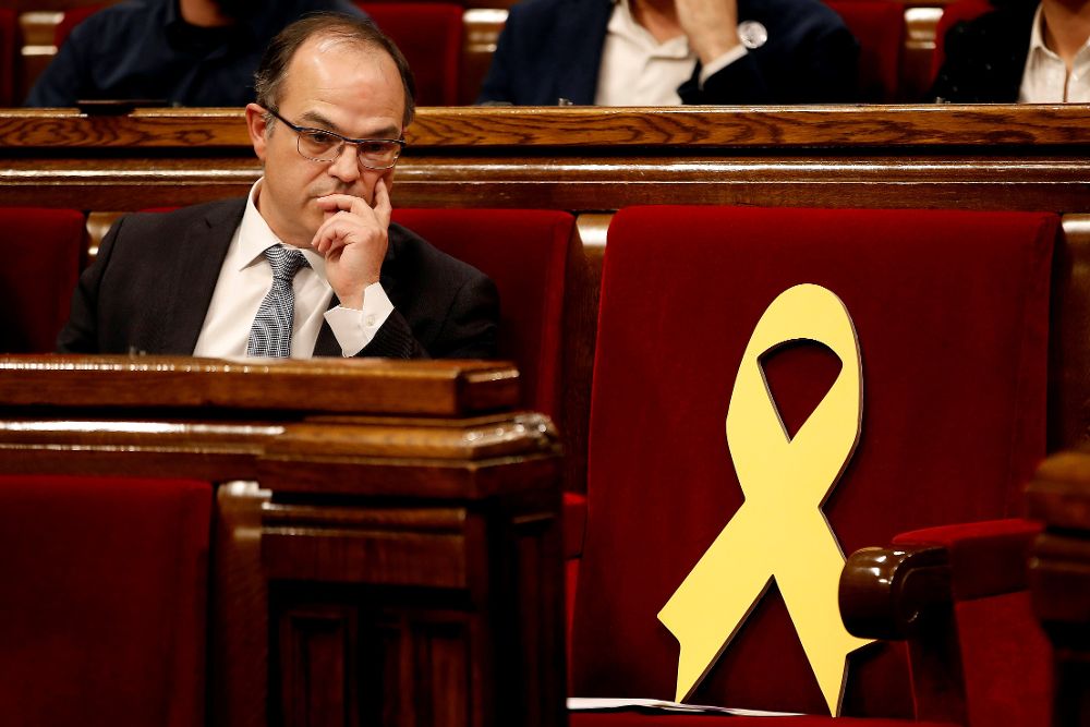 El candidato de Junts per Catalunya (JxCat), Jordi Turull, junto al escaño vacio del diputado encarcelado Jordi Sánchez.