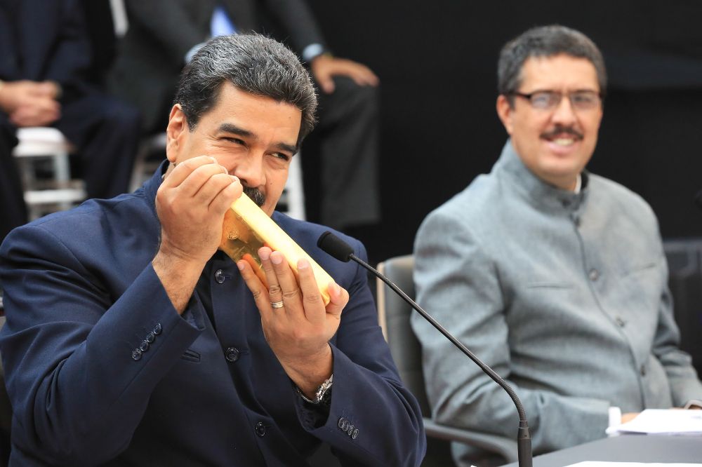 Nicolás Maduro (i) durante una rueda de prensa ayer, jueves, en Caracas.