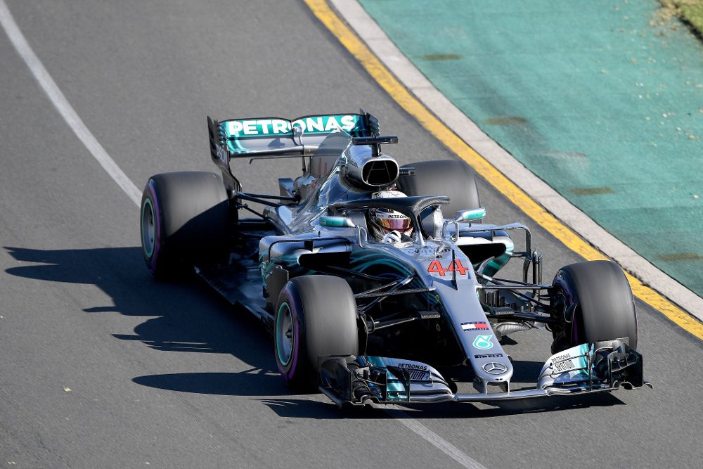 El piloto británico Lewis Hamilton, de Mercedes, participa en la segunda sesión de entrenamientos libres.