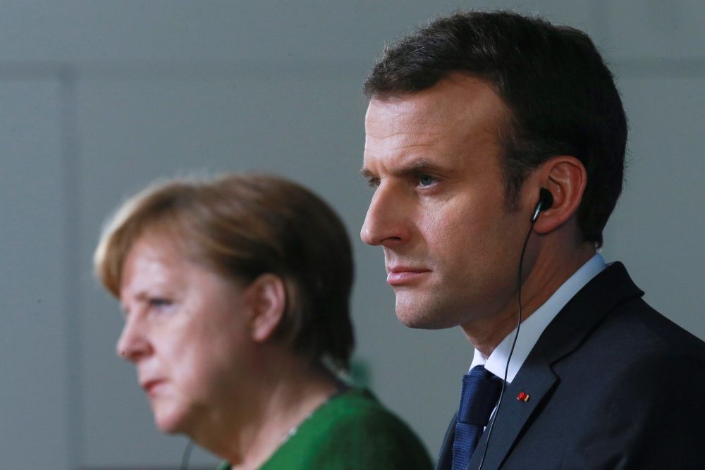 La canciller alemana, Angela Merkel (i), y el presidente francés, Emmanuel Macron.