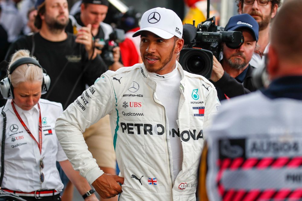 Lewis Hamilton, de Mercedes, en el pitlane después de conseguir su primera posición de salida de la temporada.
