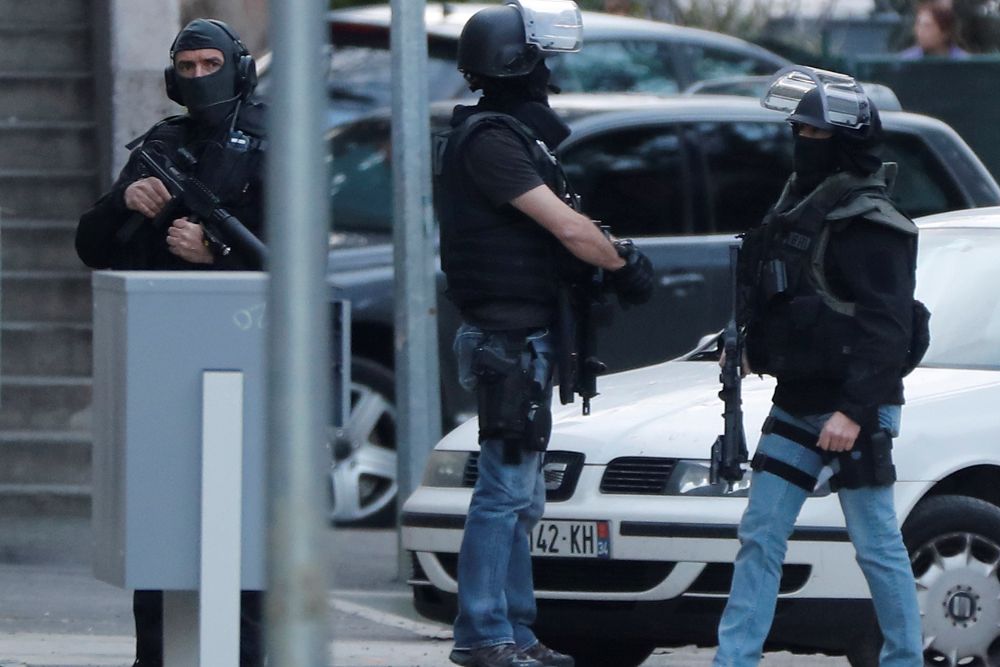Varios policías vigilan en la entrada del apartamento del supuesto terorrista en el distrito Ozanam de Carcassonne, sur de Francia.