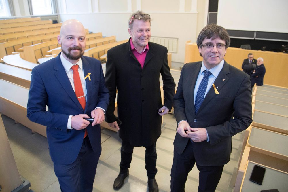 Carles Puigdemont (d), ayer, con el parlamentario finlandés Mikko Karna (i) y Teivo Teivainen, profesor de Política Mundial, antes de su conferencia en la Universidad de Helsinki.