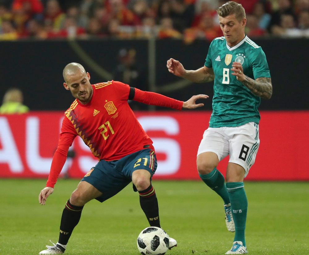 David Silva contra Toni Kroos durante el partido amistoso de anoche Alemania-España, disputado en Düsseldorf.