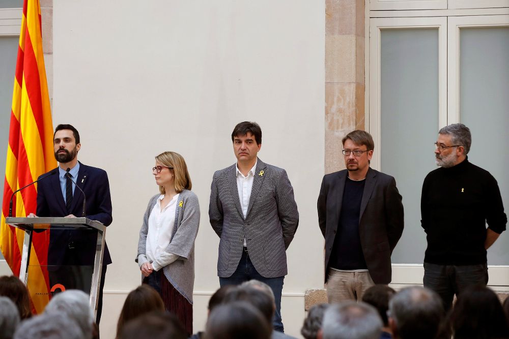 Roger Torrent (i), junto a los líderes de JxCat, Elsa Artadi (2i), de ERC, Sergi Sabrià (c), de Catalunya en Comù, Xavier Domènech (2d), y la CUP, Carles Riera, durante la declaración institucional que ha realizado en en el auditorio del Parlament.