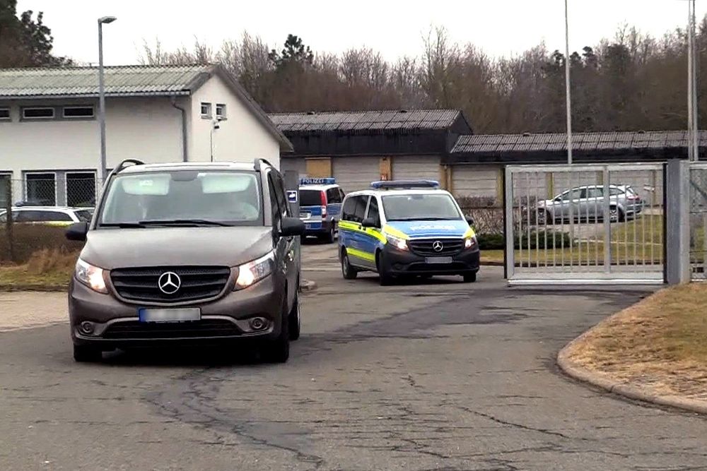 Captura de video del momento en el que un furgón policial traslada al expresidente catalán Carles Puigdemont de la comisaría de la localidad de Jagel, al norte de Kiel, hacia la cárcel de la localidad de Neumünster, al sur de Kiel.