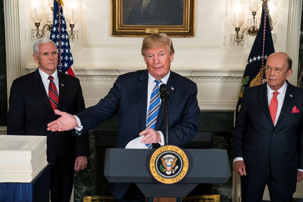 El presidente estadounidense, Donald J. Trump (c), ofrece una rueda de prensa junto al vicepresidente, Mike Pence (L), y el secretario de Comercio de EEUU, Wilbur Ross.