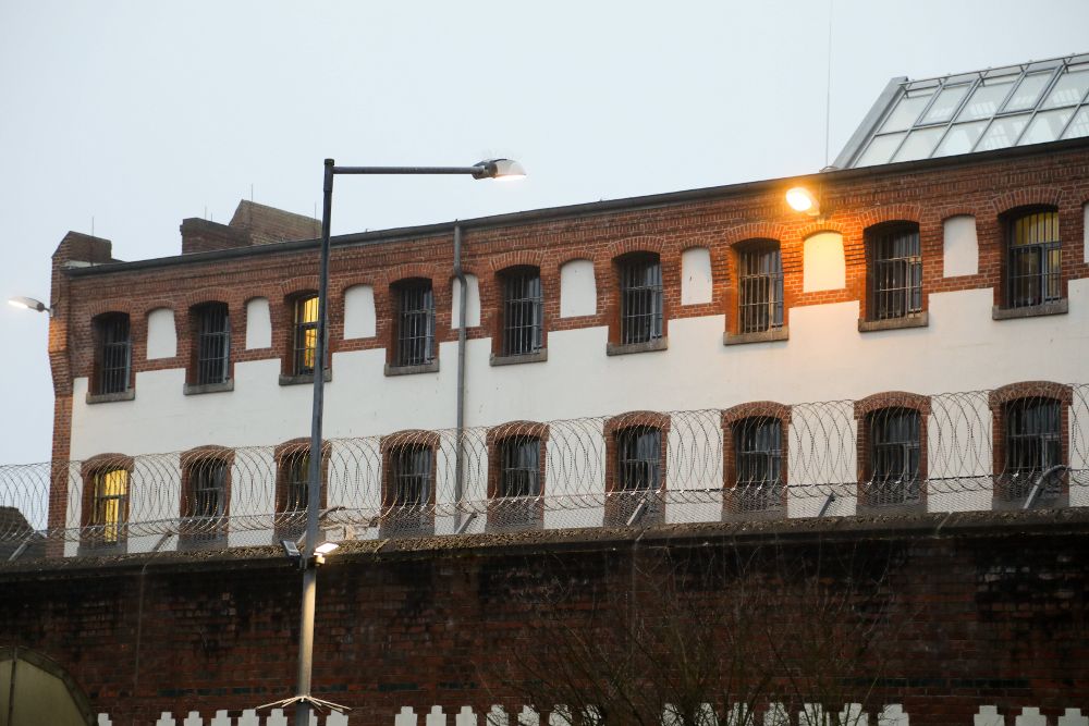 Vista de parte de la fachada exterior de la cárcel de la localidad de Neumünster.