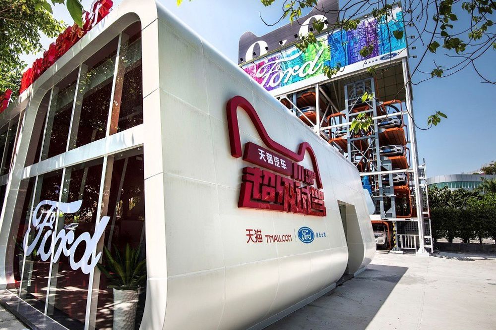 Alibaba, a través de su plataforma Tmall, presentó hoy en la ciudad meridional china de Cantón una máquina expendedora de automóviles en la que los usuarios pueden escoger vehículo sin necesidad de un vendedor.