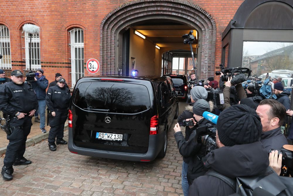 Una furgoneta sin identificar llega hoy, 26 de marzo de 2018, la cárcel de Neumünster, donde fue trasladado ayer el expresidente catalán Carles Puigdemont tras ser detenido en Alemania procedente de Dinamarca. 