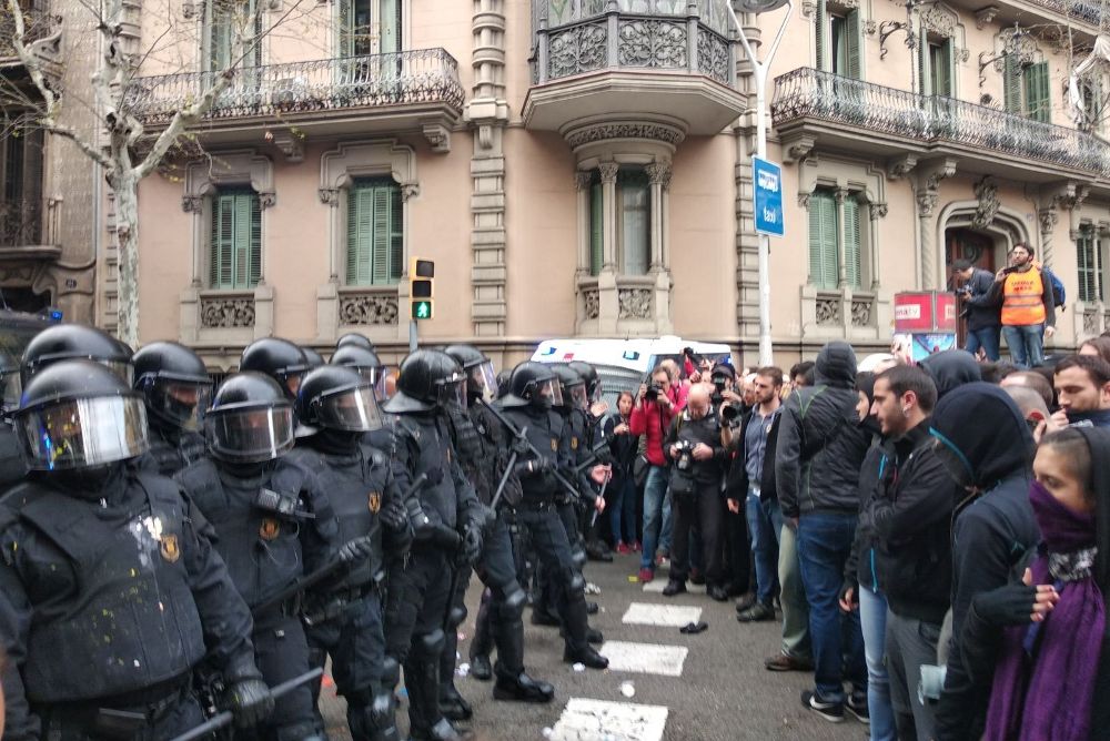 Los manifestantes cerca de la Delegacion del Gobierno central en Cataluña.