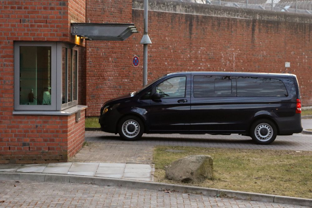 Imagen de una furgoneta sin identificar en la que presuntamente el expresidente catalán Carles Puigdemont es trasladado a la cárcel de Neumünster tras comparecer ante un juez alemán.