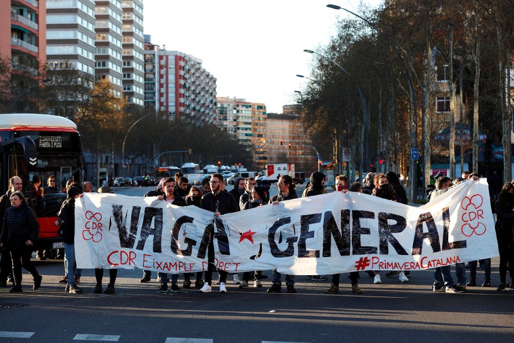 Medio centenar de miembros del CDR (Comite de defensa de la República) cortaron esta mañana a primera hora a avenida de la Meridiana a la altura con Fabra i Puig en protesta por los políticos encarcelados.