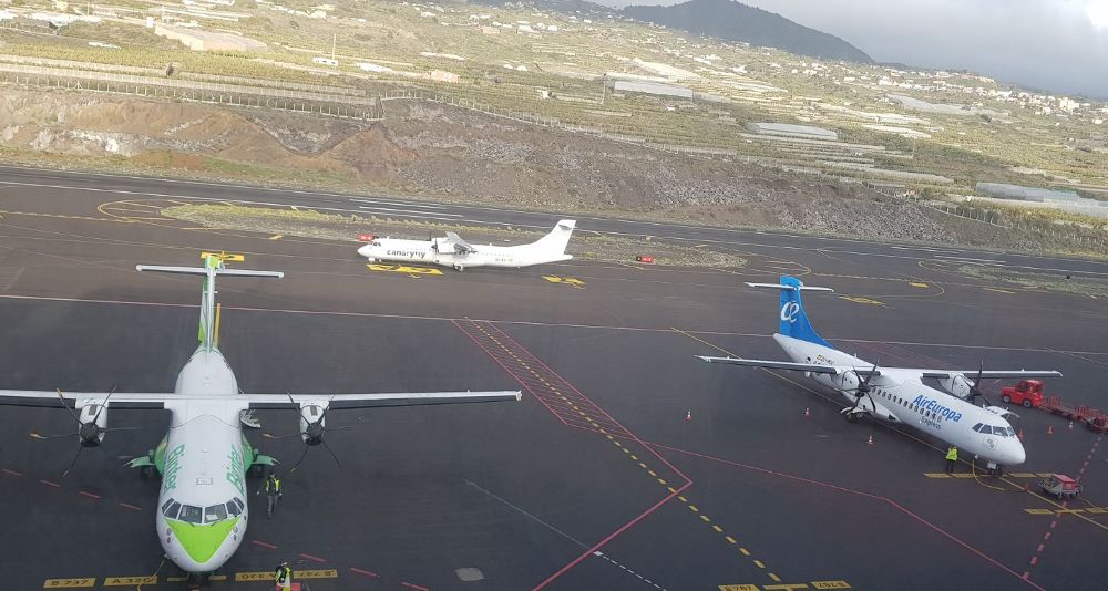 Aviones de tres compañías en el aeropuerto de La Palma.