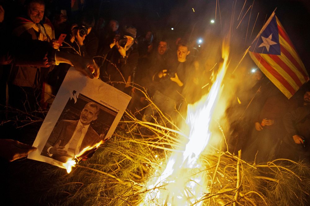 Participantes en los cortes de la autopista AP-7 a la altura de Girona, han quemado fotos del Rey Felipe VI en protesta contra la detención de Carles Puigdemont en Alemania.