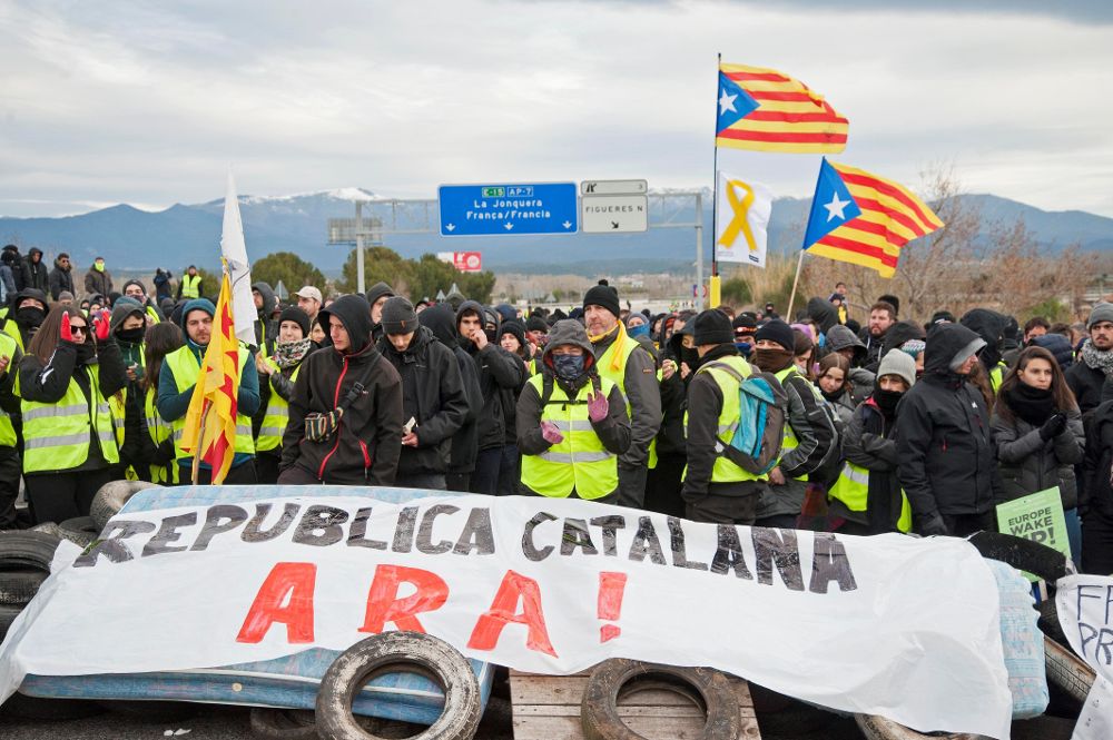 Cientos de personas han cortado desde primera hora de esta mañana la autopista AP-7 a la altura de la salida norte en Llers (Girona), en protesta por la detención de Carles Puigdemont en Alemania.
