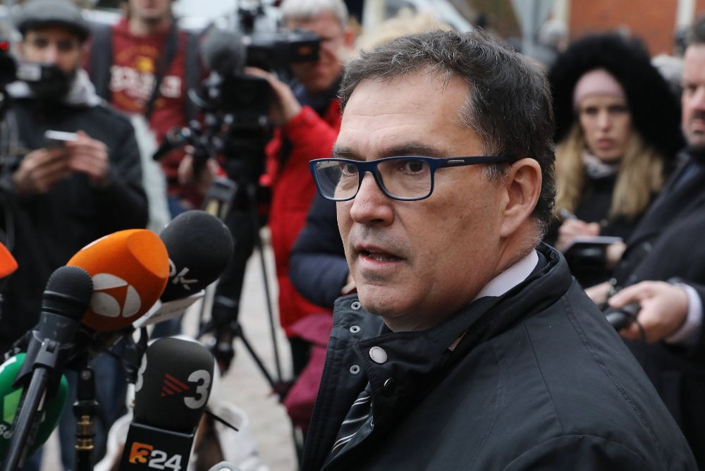 Jaume Alonso-Cuevillas (i), abogado del expresidente catalán Carles Puigdemont, se dirige a los medios tras visitar a su cliente en la prisión de Neumünster.