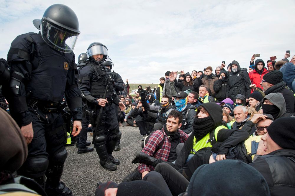 Los Mossos d, Esquadra han desalojado este mediodía a los manifestantes que desde primera hora de la mañana tenían cortada la autopista AP-7 a la altura de la salida norte en Figueras (Girona), en protesta por la detención de Carles Puigdemont.