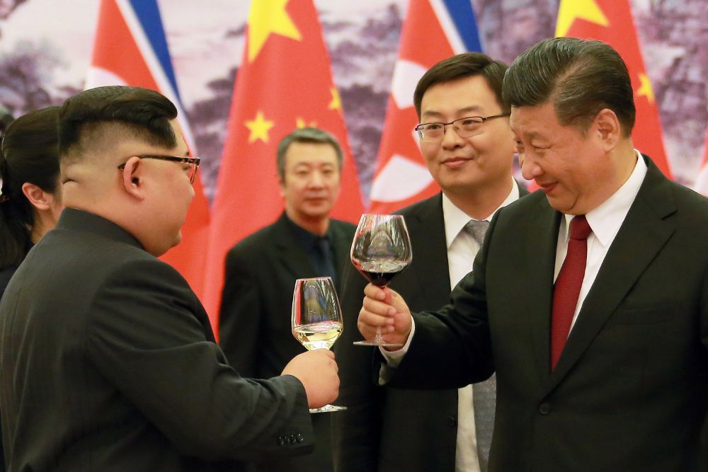 Kim Jong-un (i) y Xi Jinping durante su encuentro en Pekín.