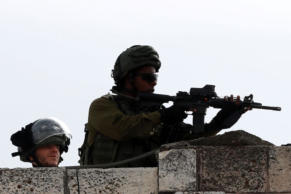 Soldados israelíes toman posiciones durante unos disturbios en la localidad cisjordana de Hebrón (Palestina), el pasado sábado.