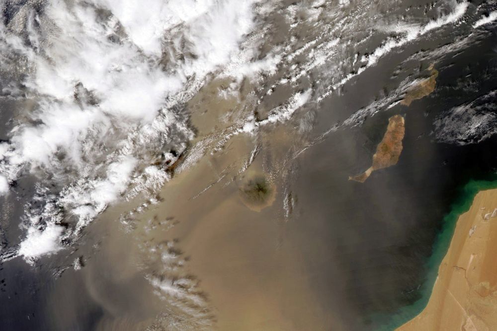 Imagen facilitada por la NASA de las Islas Canarias cubiertas por una espesa capa de calima (polvo y arena del desierto del Sáhara en suspensión) que ha sido tomada hoy por el satélite Aqua de NASA. La calima afecta al archipiélago desde ayer y hasta mañana y la Agencia Estatal de Meteorología (Aemet) mantiene el aviso amarillo por reducción de la visibilidad.