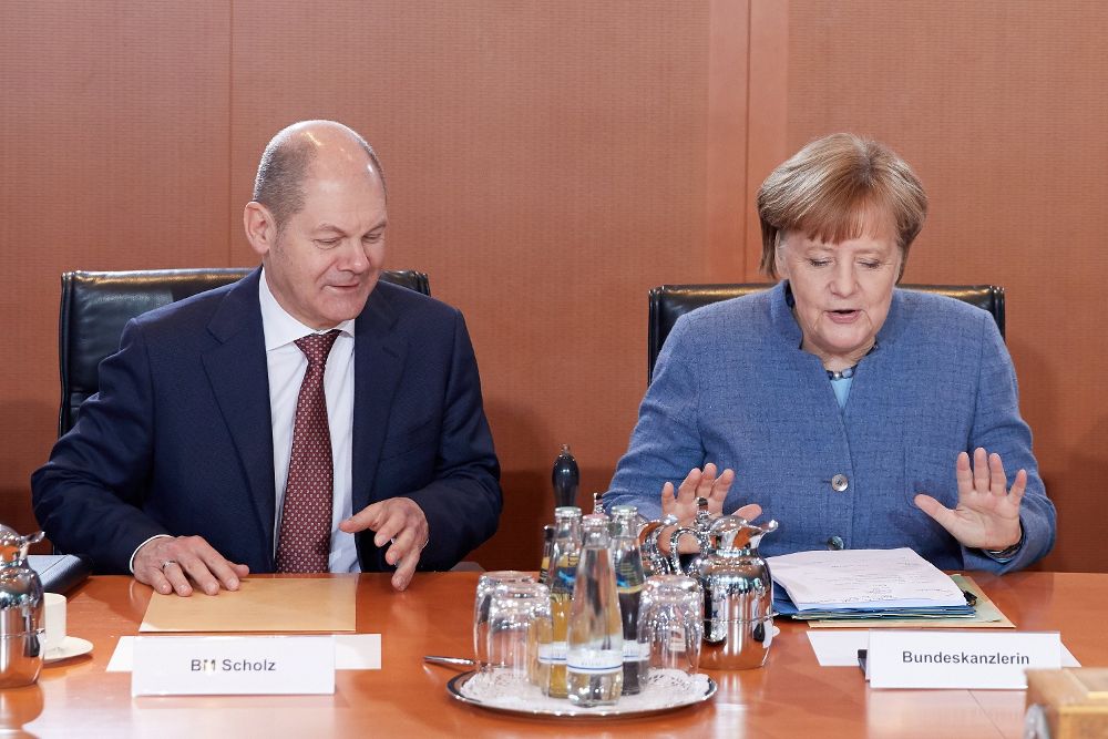 El ministro alemán de Finanzas, Olaf Scholz (i), y la canciller alemana, Angela Merkel.