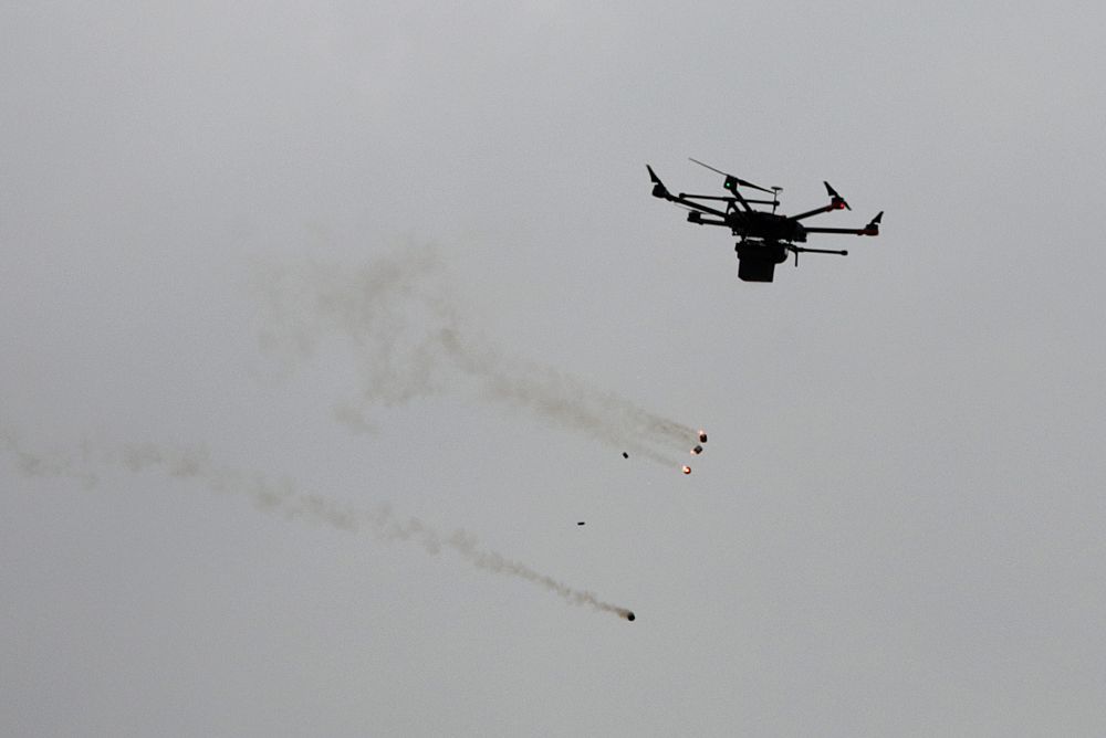 Un dron israelí lanza granadas de gases lacrimógenos durante los enfrentamientos con palestinos en el este de Beit Hanun, norte de la Franja de Gaza, el 30 de marzo del 2018.