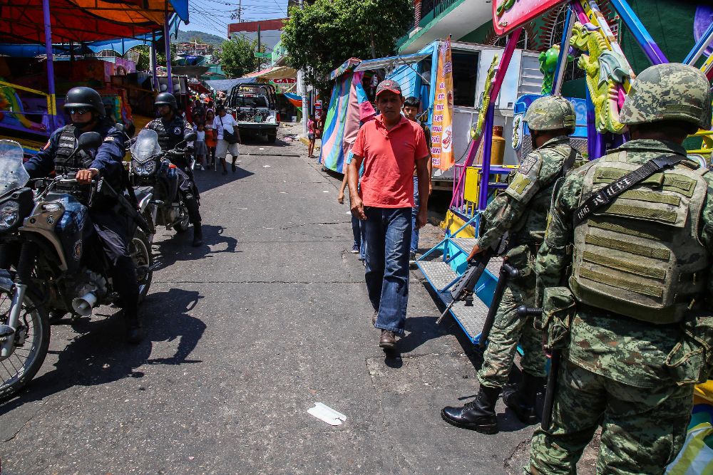 Integrantes del Ejercito de México y policías municipales resguardan la zona.
