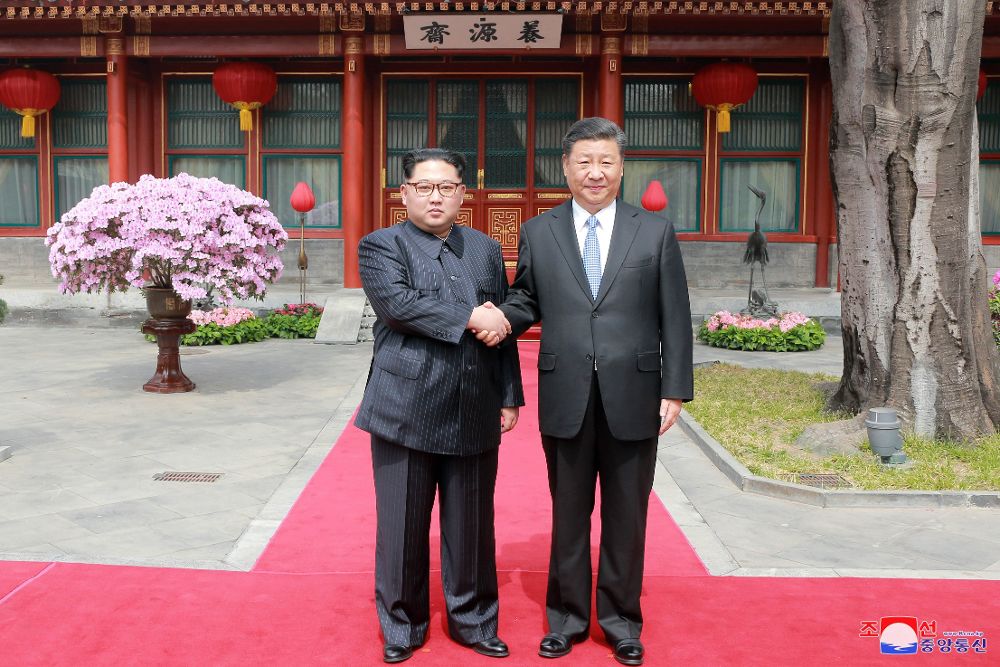 El líder norcoreano, Kim Jong-un (i), y el presidente chino, Xi Jinping.