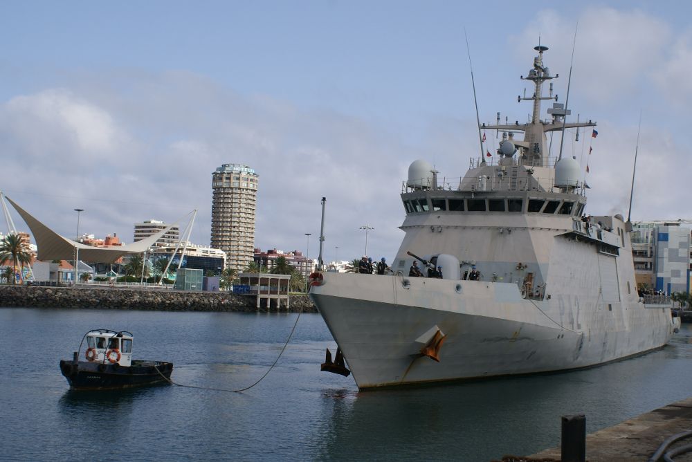 El buque de acción marítima 'Rayo' regresa a su base en Gran Canaria.