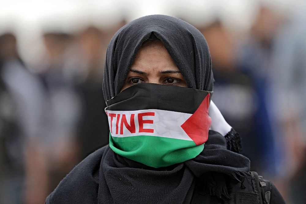 Una palestina participa en una protesta en el este de Beit Hanun.
