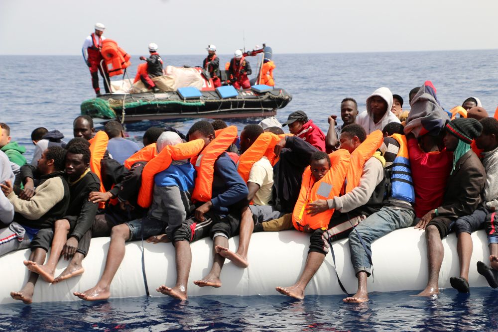 Las organizaciones Médicos Sin Fronteras y SOS Mediterranée han rescatado hoy una embarcación con 128 personas.