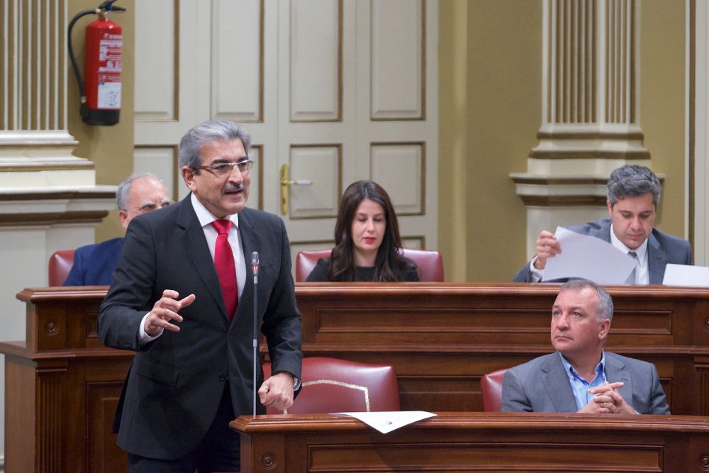 Román Rodríguez en el Parlamento canario.