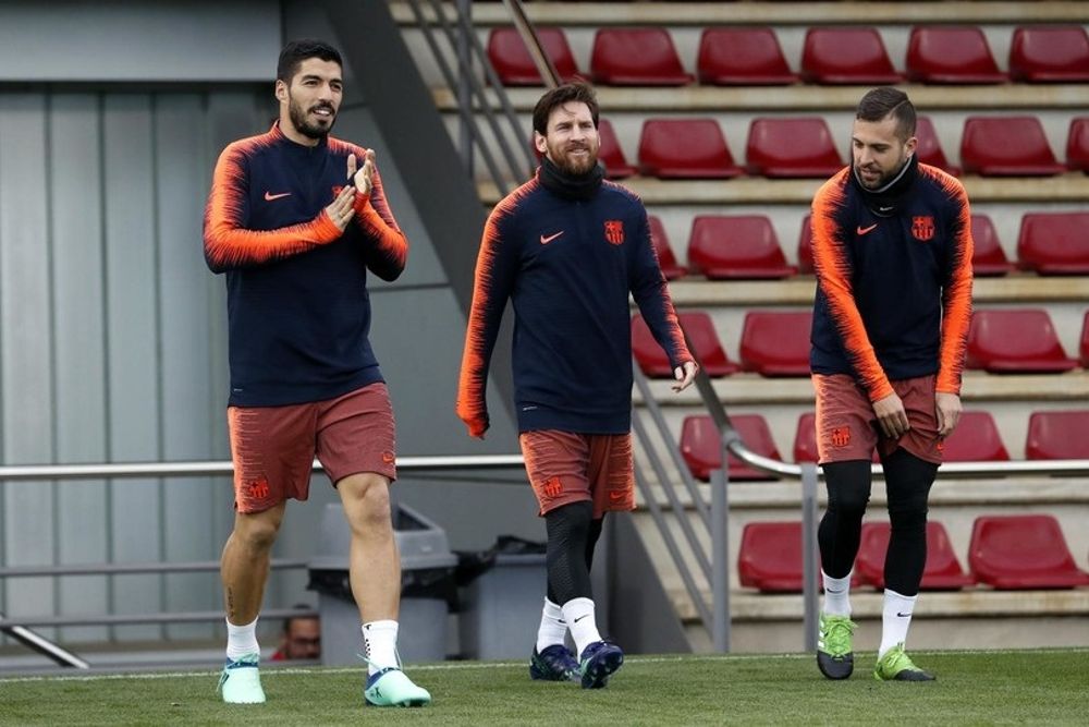 Leo Messi, entre sus compañeros Luis Suárez (i) y Jordi Alba, en el entrenamiento de esta mañana.