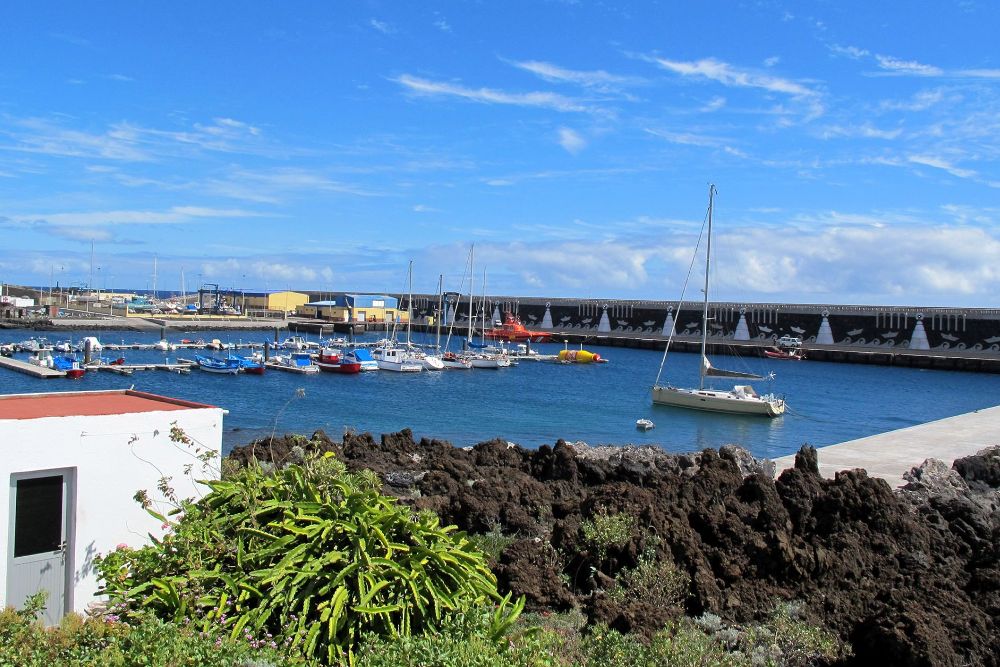 Vista general del puerto de La Restinga desde la avenida marítima, uno de los referentes para el buceo mundial y lugar habitual de vacaciones.
