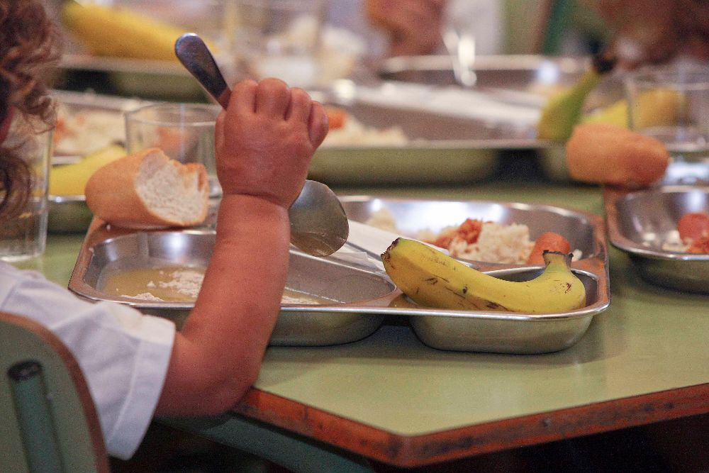 El problema de los niños que solo tienen la oportunidad de alimentarse bien en el colegio es denunciado por los directores de los centros.