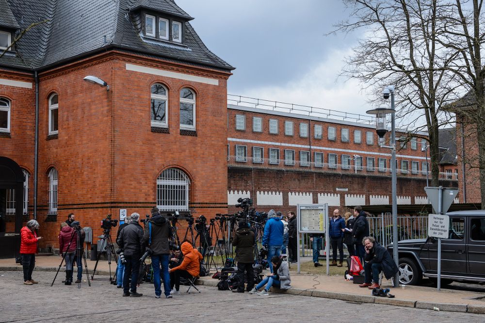 Periodistas de diferentes medios y agencias internacionales permanecen ante la cárcel de Neumünster, Alemania.