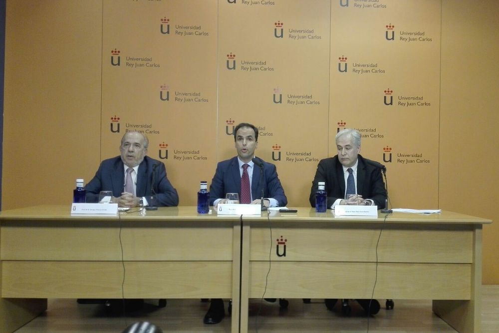 El rector de la Universidad Rey Juan Carlos, Javier Ramos (c), en la rueda de prensa que solicitó un observador externo para su investigación, la semana pasada.