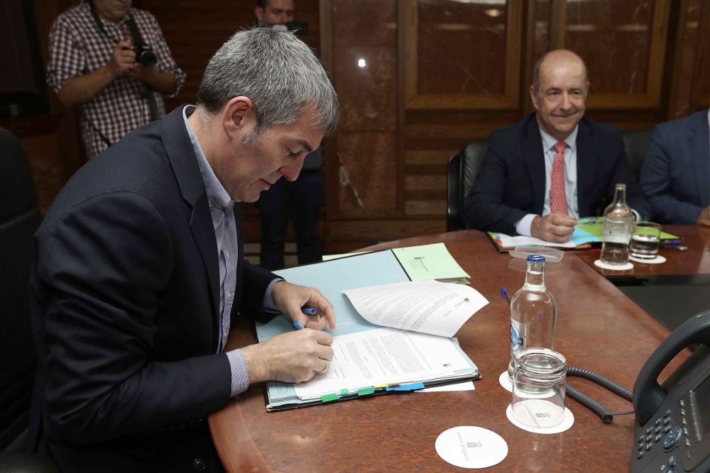El presidente del Gobierno de Canarias, Fernando Clavijo (i), y el consejero de Economía, Pedro Ortega, en la reunión del consejo de gobierno.