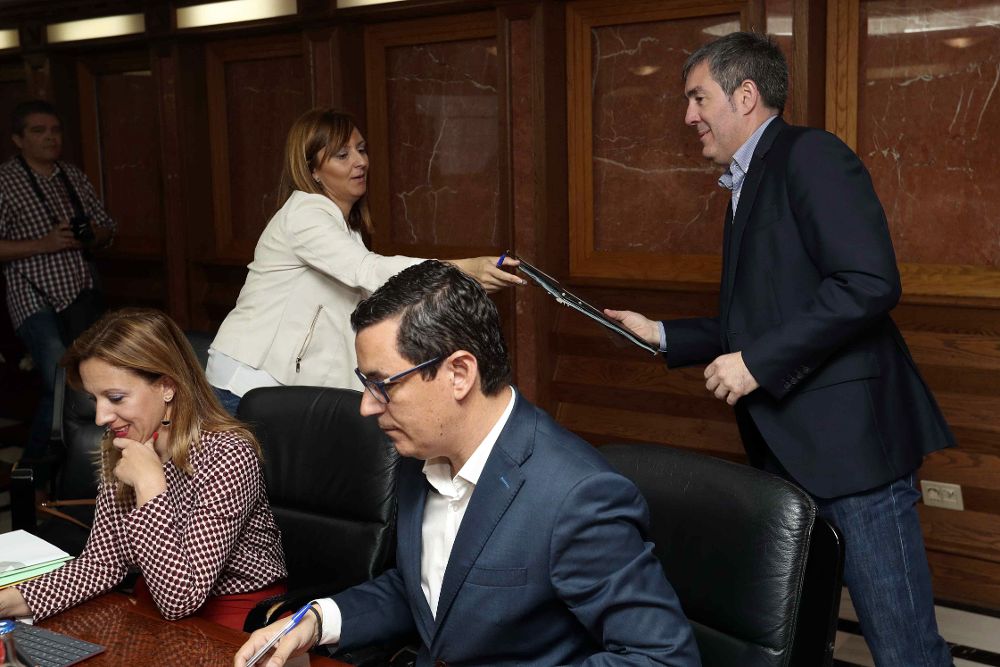 El presidente del Gobierno de Canarias, Fernando Clavijo (d), y la consejera de Política Territorial, Nieves Lady Barreto (i), en la reunión del consejo de gobierno, que se celebró hoy en Las Palmas de Gran Canaria.