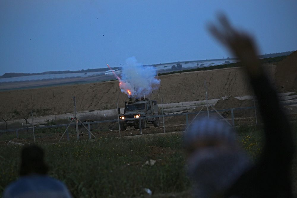 Tropas israelíes disparan gas lacrimógeno durante enfrentamientos con manifestantes palestinos.