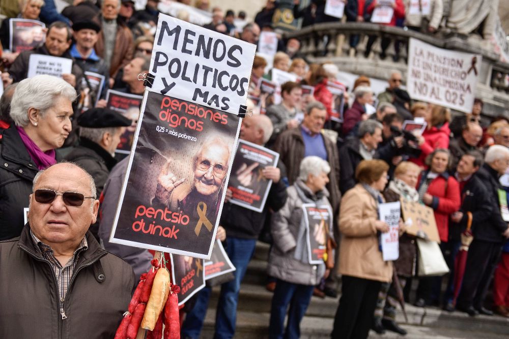 Jubilados, viudas y pensionistas de Vizcaya en una de las concentraciones de protesta que organizaron el mes pasado.